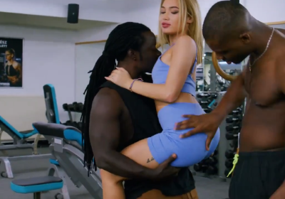 2 anh da đen đi tập gym địt luôn em gái ngây thơ